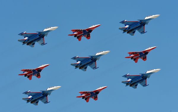 Су-30СМ пилотажной группы Русские Витязи и МиГ-29 пилотажной группы Стрижи