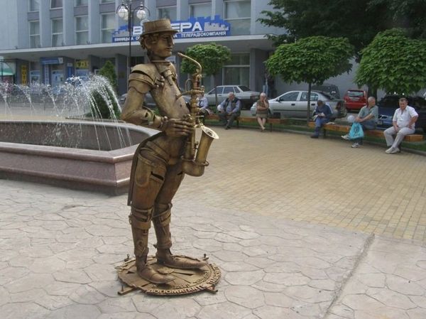 Саксофонист. Винница, Театральная площадь Саксофонист. Винница, Театральная площадь