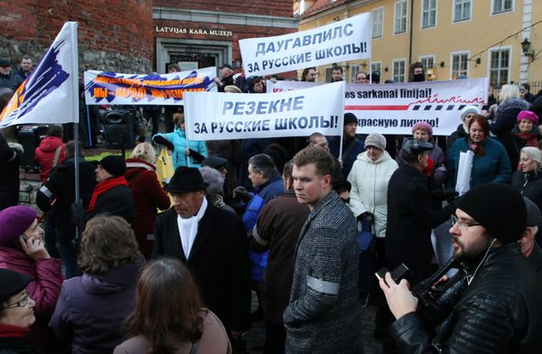 Шествие защитников русских школ в Риге