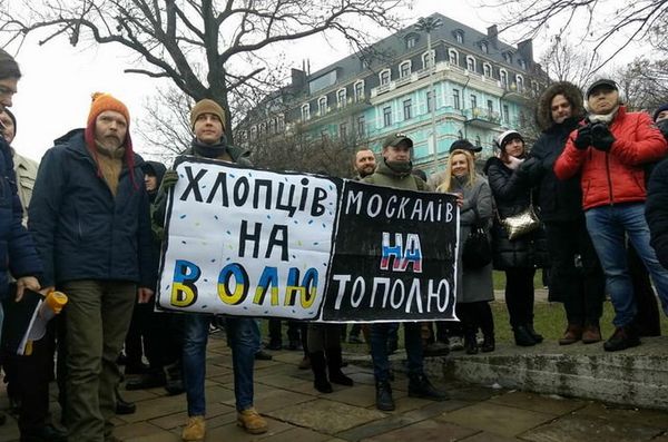 радикалы у Десятинного монастыря