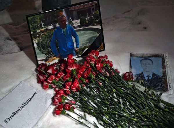 Цветы в память о погибшем летчике Р. Филипове у здания Минобороны РФ