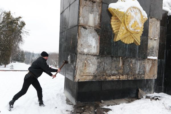 Националисты осквернили Монумент Славы во Львове Националисты осквернили Монумент Славы во Львове