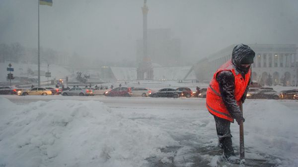 Чрезвычайная ситуация объявлена в Киеве из-за снегопада Чрезвычайная ситуация объявлена в Киеве из-за снегопада