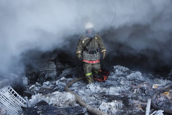 Пожар на складе хозяйственных товаров в Екатеринбурге