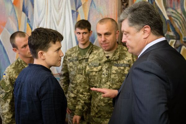 Президент Украины П. Порошенко вручил Н. Савченко орден Золотой Звезды