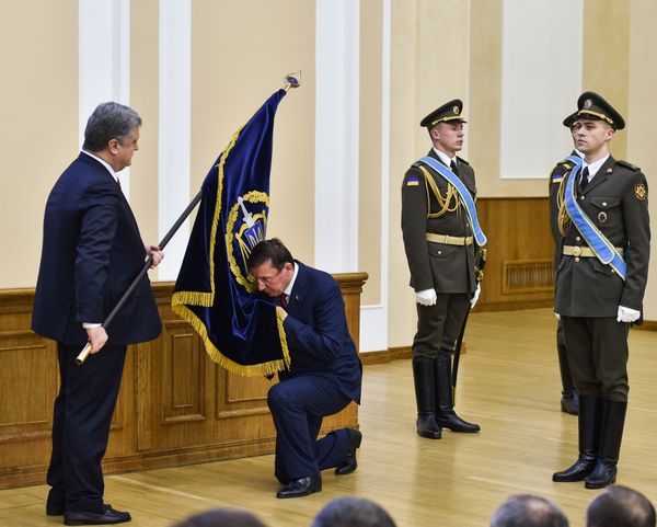 Порошенко луценко целует флаг Порошенко луценко целует флаг