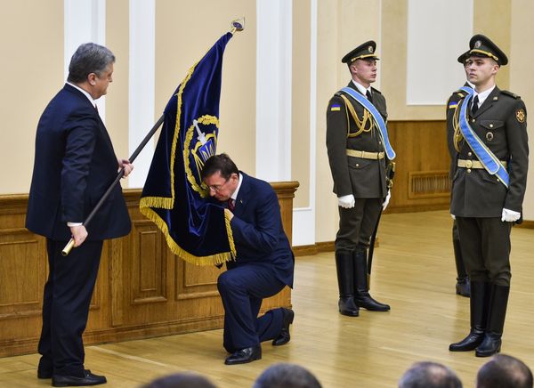 Порошенко луценко целует флаг Порошенко луценко целует флаг