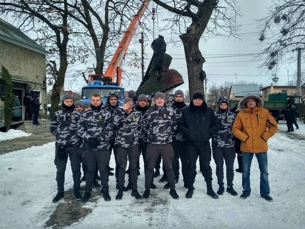 снос памятника Павлу Корчагину в Боярке(Киевская.обл) снос памятника Павлу Корчагину в Боярке(Киевская.обл)