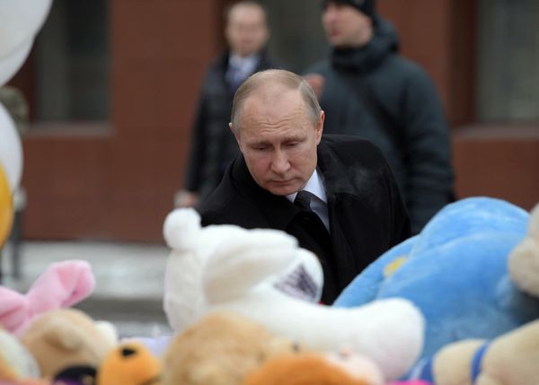 Президент РФ Владимир Путин возлагает цветы к стихийному мемориалу у торгового центра Зимняя вишня в Кемерово, где случился пожар. Президент РФ Владимир Путин возлагает цветы к стихийному мемориалу у торгового центра Зимняя вишня в Кемерово, где случился пожар.