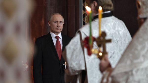 Президент РФ В. Путин и премьер-министр РФ Д. Медведев на пасхальном богослужении