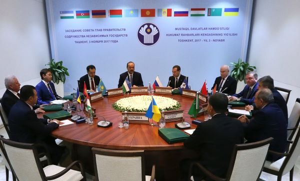 Премьер-министр РФ Д. Медведев принял участие в заседании Совета глав правительств СНГ Премьер-министр РФ Д. Медведев принял участие в заседании Совета глав правительств СНГ