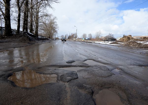 Разбитые дороги в Великом Новгороде Разбитые дороги в Великом Новгороде