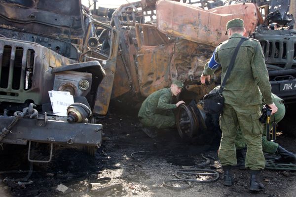 Последствия обстрела района в Луганске, где находилась техника для участия в параде Победы