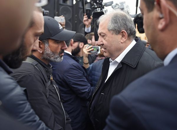 Президент Армении А. Саркисян встретился с лидером протестного движения Н. Пашиняном Президент Армении А. Саркисян встретился с лидером протестного движения Н. Пашиняном