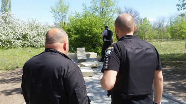 Разрушенный памятник борцам за свободу Украины