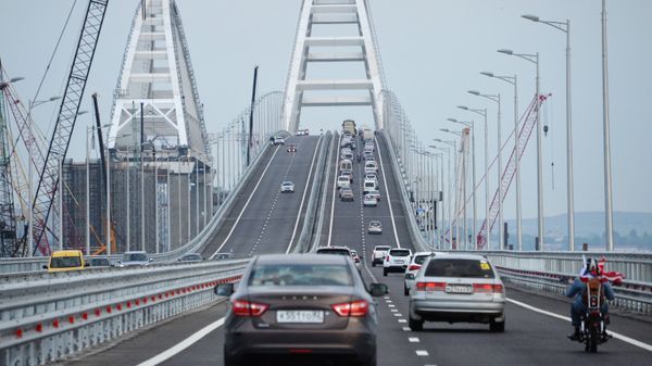 Начало автомобильного движения по Крымского мосту