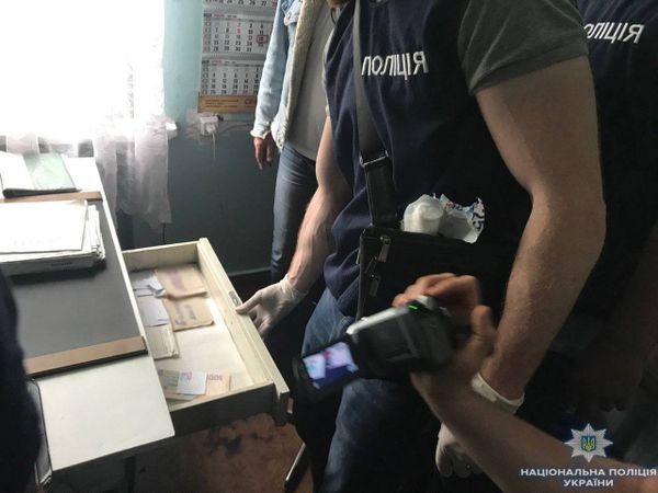 обыск полиция полицейский гривна взятка
