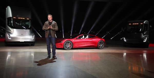 Компания Tesla представила новые модели электромобилей