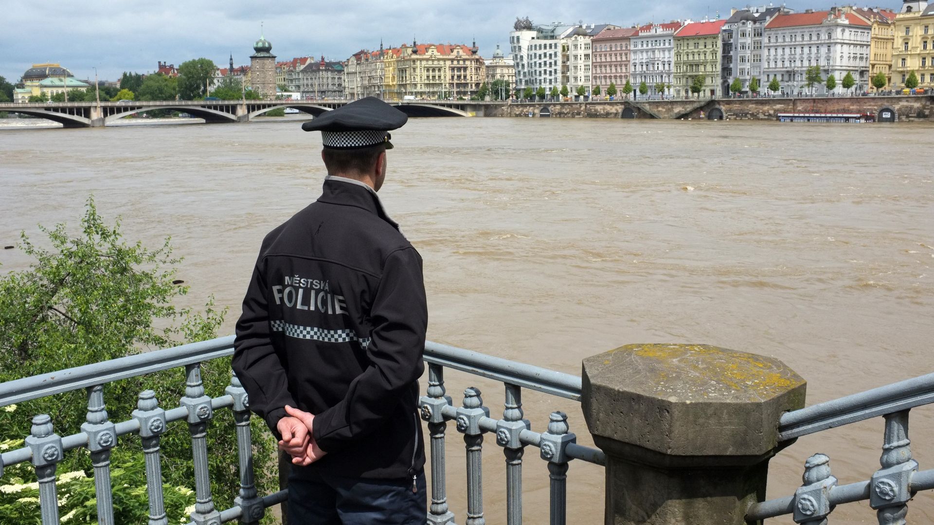 Большая вода прошла через Прагу. Наводнение в Чехии Большая вода прошла через Прагу. Наводнение в Чехии - РИА Новости, 1920, 08.06.2021