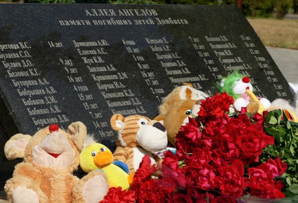Акция в Донецке в память о детях, погибших в ходе конфликта на юго-востоке Украины Акция в Донецке в память о детях, погибших в ходе конфликта на юго-востоке Украины