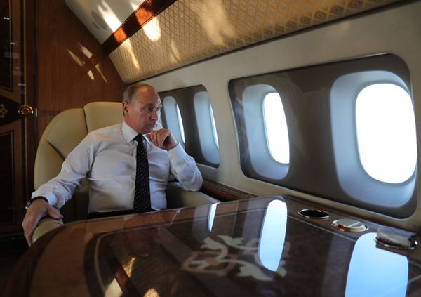 Президент РФ В. Путин посетил авиабазу Хмеймим в Сирии Президент РФ В. Путин посетил авиабазу Хмеймим в Сирии