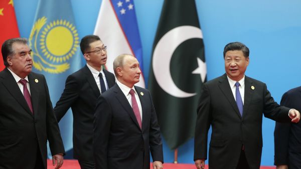 Президент РФ В. Путин на саммите ШОС в Китае. День второй