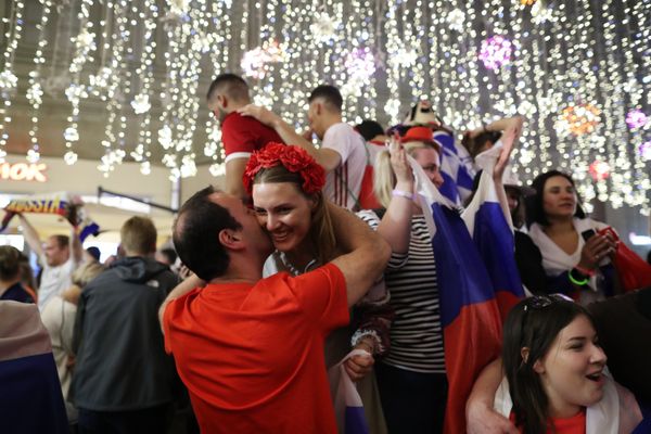 Российские болельщики празднуют победу сборной России Российские болельщики празднуют победу сборной России