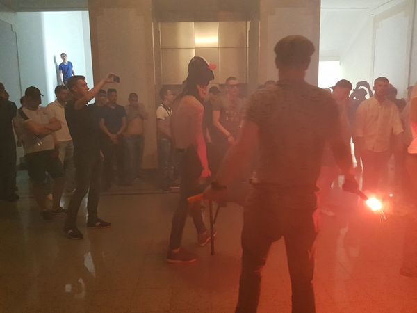 Национальный корпус,  20 июня ворвались в харьковскую мэрию, устроили там погром с дымовыми шашками