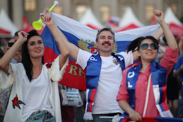 Болельщики празднуют победу сборной России Болельщики празднуют победу сборной России