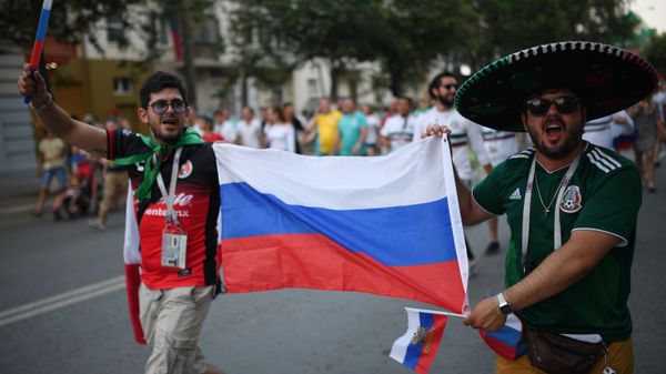 Болельщики празднуют победу сборной России Болельщики празднуют победу сборной России