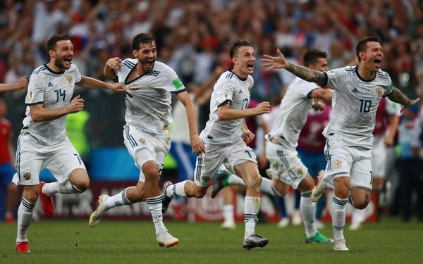 Игроки сборной России радуются победе в матче 1/8 финала чемпионата мира по футболу между сборными Испании и России. Слева направо: Владимир Гранат, Александр Ерохин, Александр Головин, Федор Смолов.