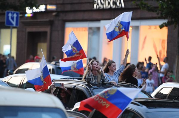 Болельщики празднуют победу сборной России Болельщики празднуют победу сборной России