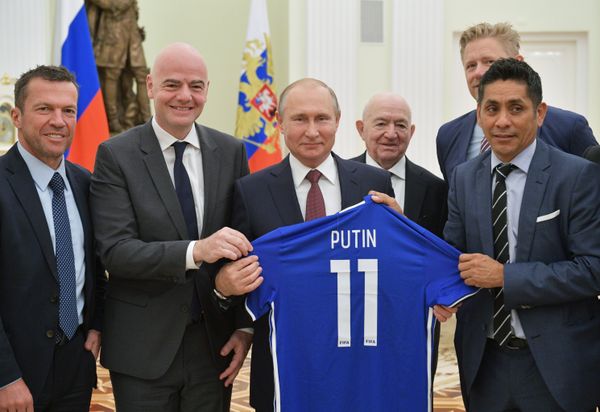 Президент РФ В. Путин встретился с легендами мирового футбола