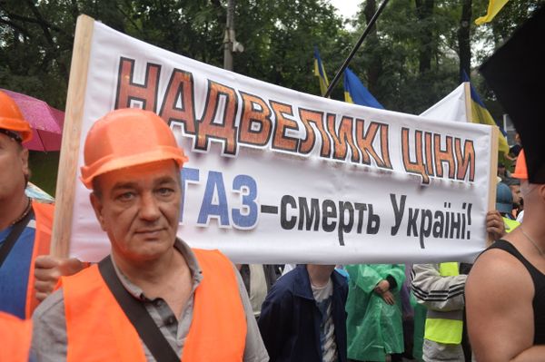 В среду, 11 июля около 10 часов утра колонна рабочих завода «ДнепроАзот» двинулась к зданию Кабмина в Киеве, перекрыв движение и протестуя против закрытия их предприятия. Около тысячи человек в оранжевых касках, таким образом, сдержали свое обещание приехать в Киев, чтобы требовать выплаты зарплат и сохранения завода