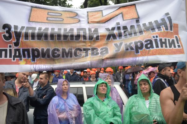 В среду, 11 июля около 10 часов утра колонна рабочих завода «ДнепроАзот» двинулась к зданию Кабмина в Киеве, перекрыв движение и протестуя против закрытия их предприятия. Около тысячи человек в оранжевых касках, таким образом, сдержали свое обещание приехать в Киев, чтобы требовать выплаты зарплат и сохранения завода В среду, 11 июля около 10 часов утра колонна рабочих завода «ДнепроАзот» двинулась к зданию Кабмина в Киеве, перекрыв движение и протестуя против закрытия их предприятия. Около тысячи человек в оранжевых касках, таким образом, сдержали свое обещание приехать в Киев, чтобы требовать выплаты зарплат и сохранения завода