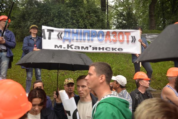 В среду, 11 июля около 10 часов утра колонна рабочих завода «ДнепроАзот» двинулась к зданию Кабмина в Киеве, перекрыв движение и протестуя против закрытия их предприятия. Около тысячи человек в оранжевых касках, таким образом, сдержали свое обещание приехать в Киев, чтобы требовать выплаты зарплат и сохранения завода