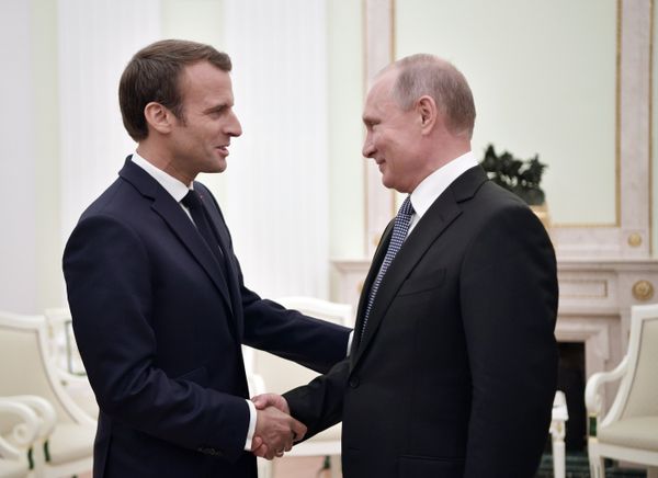 Президент РФ В. Путин встретился с президентом Франции Э. Макроном Президент РФ В. Путин встретился с президентом Франции Э. Макроном