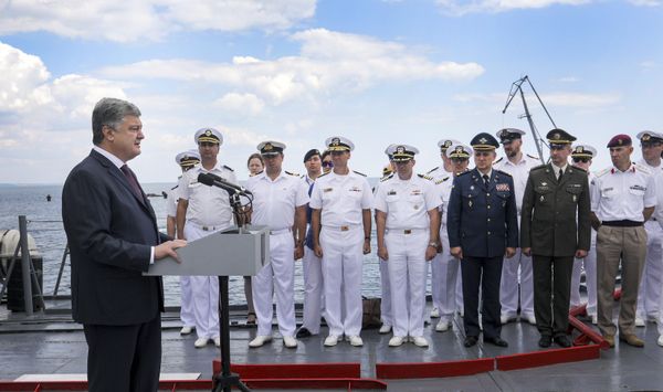 Порошенко во время посещения военных учений «Си Бриз-2018» в Одессе Порошенко во время посещения военных учений «Си Бриз-2018» в Одессе