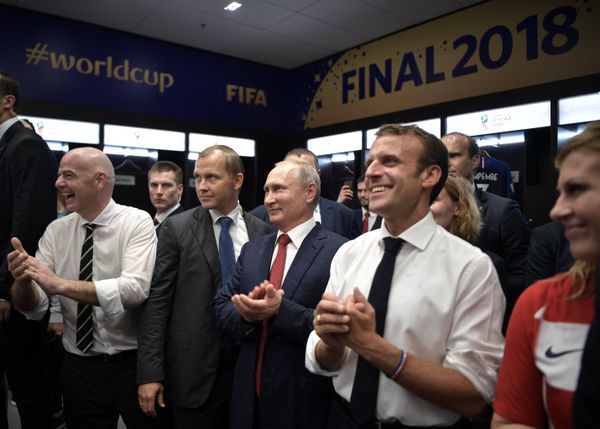 Президент РФ В. Путин и премьер-министр РФ Д. Медведев посетили финальный матч чемпионата мира по футболу 2018 Президент РФ В. Путин и премьер-министр РФ Д. Медведев посетили финальный матч чемпионата мира по футболу 2018
