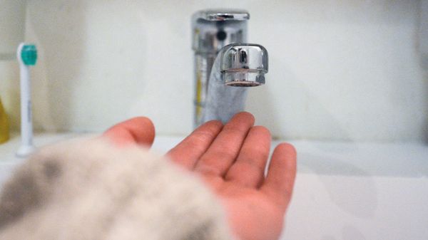 Кран в ванной комнате во время сезонного отключения горячей воды в Москве. Кран в ванной комнате во время сезонного отключения горячей воды в Москве.