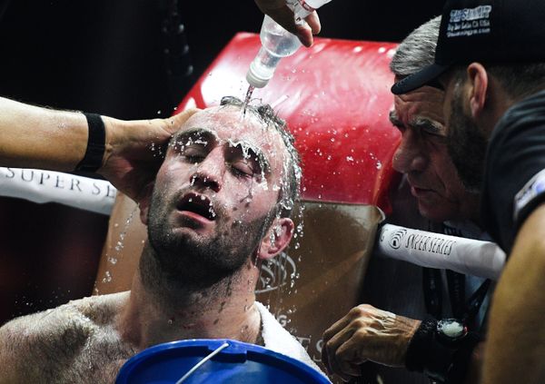Бокс. Бой М. Гассиева и А. Усика Бокс. Бой М. Гассиева и А. Усика