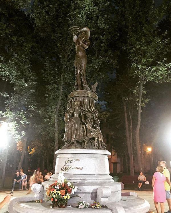 Памятник Людмиле Гурченко в Харькове Памятник Людмиле Гурченко в Харькове