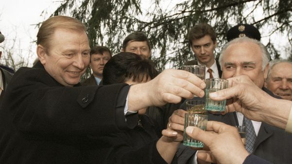 Премьер-министр РФ Виктор Черномырдин (справа) и президент Украины Леонид Кучма (слева) на встрече с ветеранами ВОВ во время визита В. Черномырдина в Новгород.
