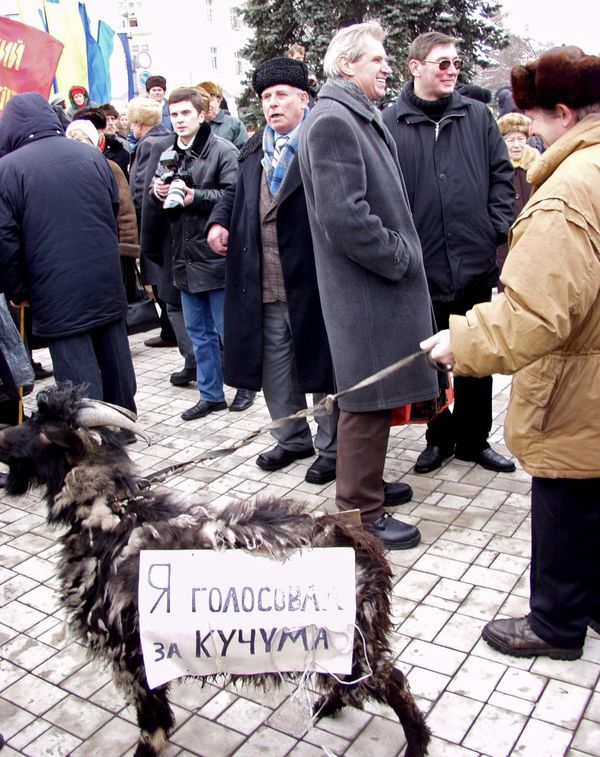 Участники во время митинга против президента Украины Леонида Кучмы в Донецке. Второй справа - народный депутат Украины Юрий Луценко.