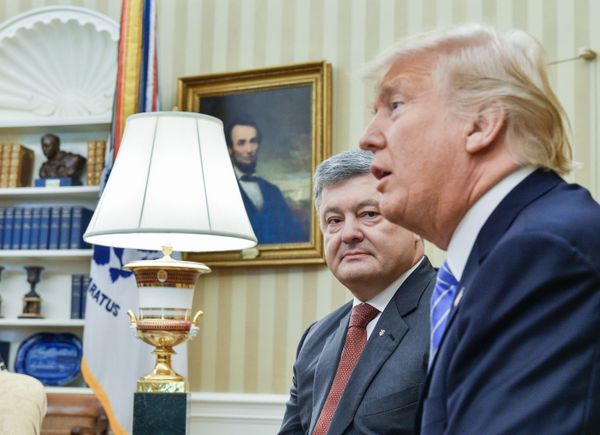 Президент Украины Петр Порошенко (слева) и президент США Дональд Трамп во время встречи