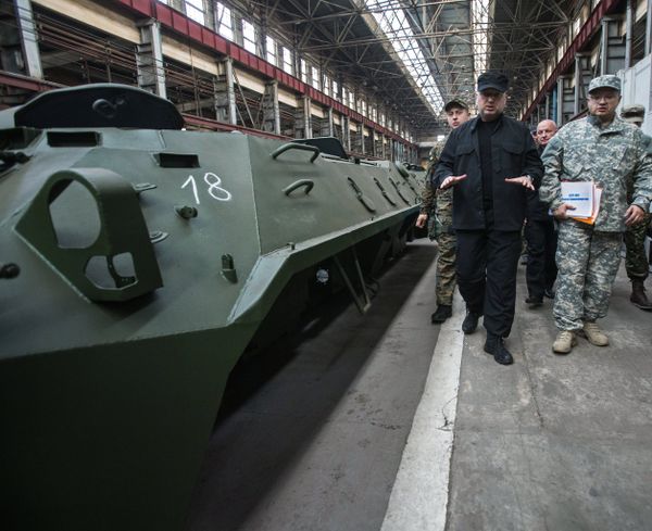 Секретарь совета национальной безопасности и обороны Украины Александр Турчинов (второй справа) во время посещения Киевского бронетанкового завода Секретарь совета национальной безопасности и обороны Украины Александр Турчинов (второй справа) во время посещения Киевского бронетанкового завода