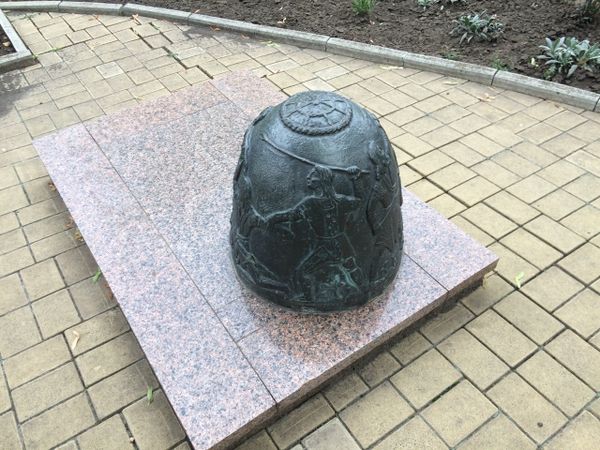 памятник в Донецке скифскому золотому шлему IVвека до нашей эры памятник в Донецке скифскому золотому шлему IVвека до нашей эры