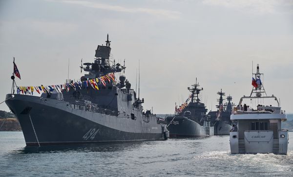Генеральная репетиция парада кораблей ко Дню ВМФ в Севастополе