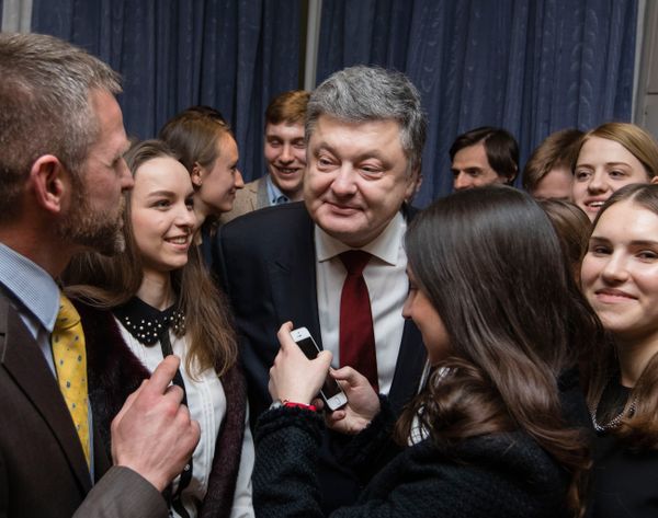 Президент Украины Петр Порошенко во время встречи в Берлине с украинскими студентами, проходящими практику в немецких компаниях Президент Украины Петр Порошенко во время встречи в Берлине с украинскими студентами, проходящими практику в немецких компаниях