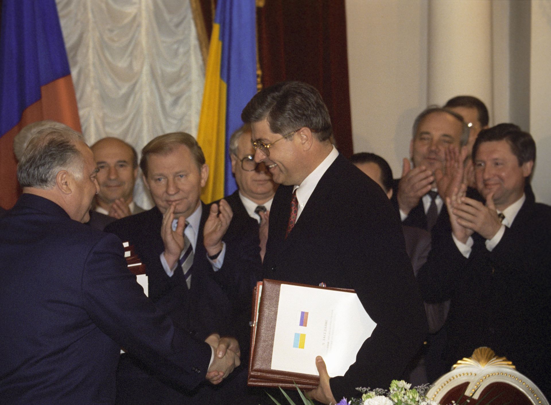  Виктор Черномырдин и премьер-министр Украины Павел Лазаренко после подписания российско-украинских документов. 28 мая 1997 года - РИА Новости, 1920, 10.05.2026